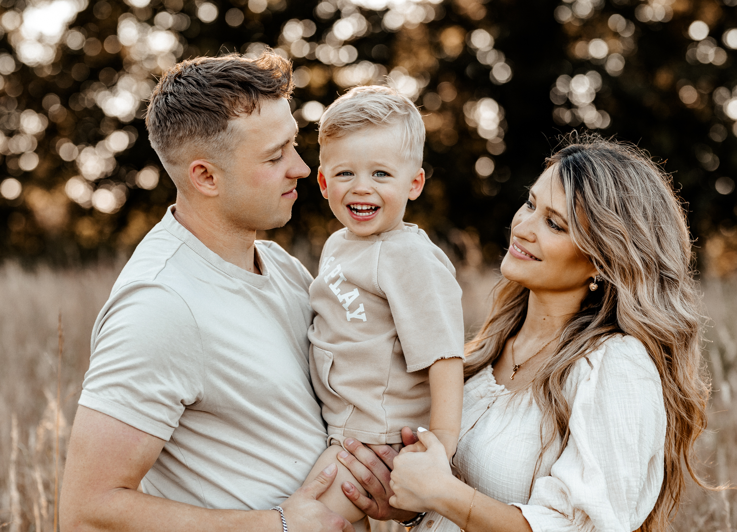 Familienfotografie im Emsland - natürliche Familienmomente im Blumenfeld