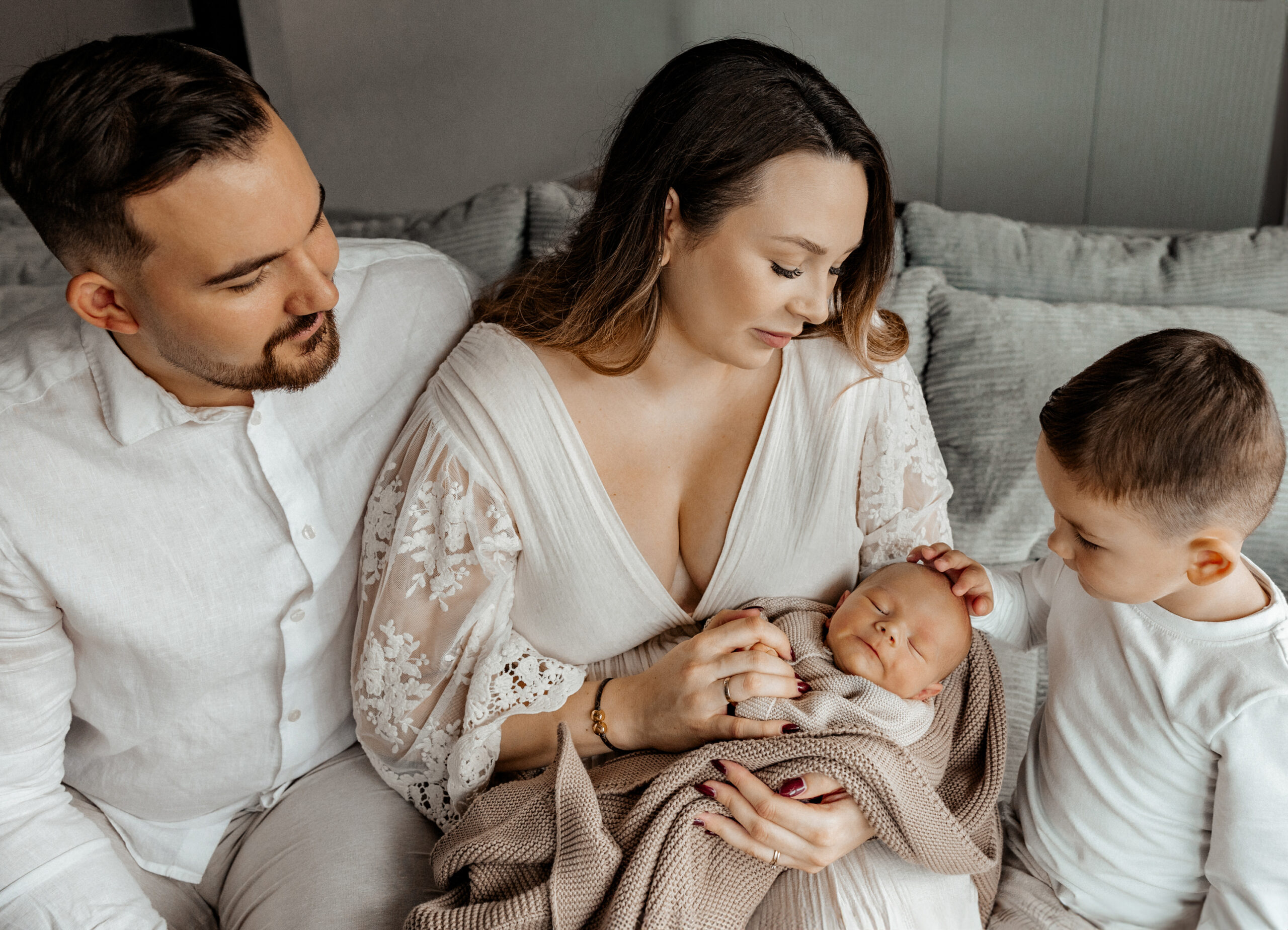 Evoto Newbornshooting zu Hause im Emsland - innige erste Momente mit dem Neugeborenen in vertrauter Umgebung