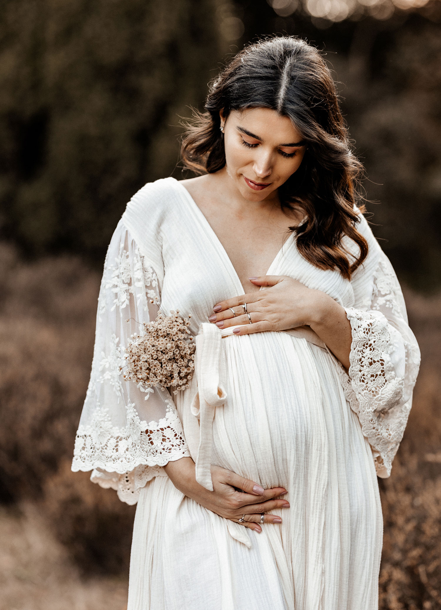 Babybauchshooting im Emsland in einem Heidefeld im Abendlicht - Vorfreude auf das kleine Wunder