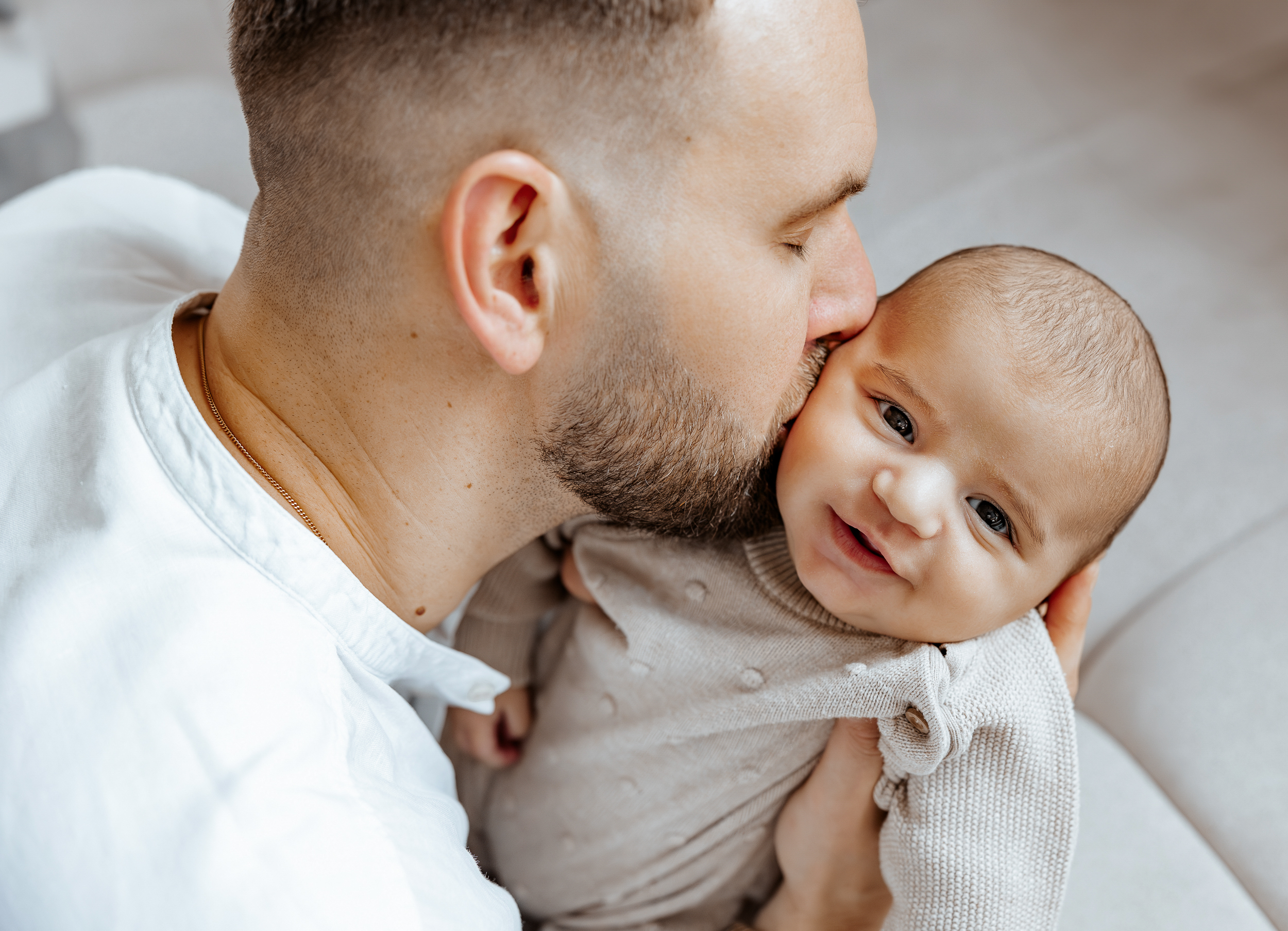 newbornshooting-cloppenburg-zuhause-7 Newbornshooting zu Hause in Cloppenburg - innige erste Momente mit dem Neugeborenen in vertrauter Umgebung