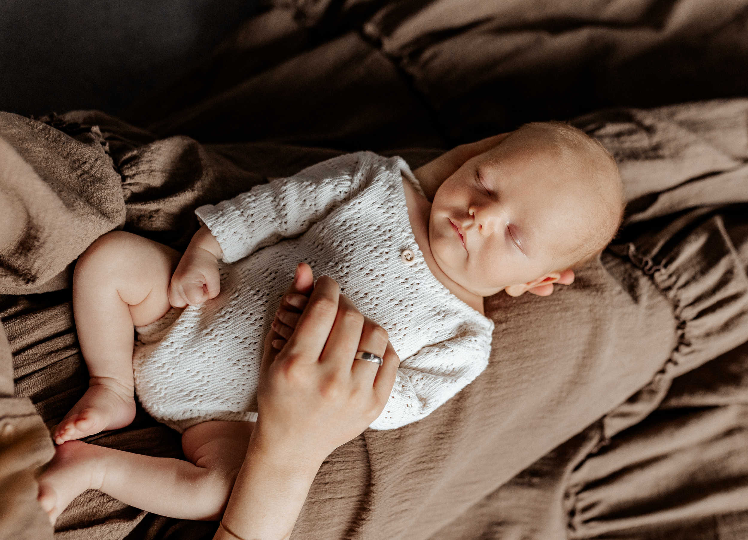 newbornshooting-oldenburg-zuhause Newbornshooting Oldenburg zu Hause - zarte erste Momente mit dem neugeborenen in vertrauter Umgebung